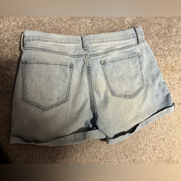 Old Navy Women’s Denim Shorts Lot- 2 pairs Size 8 (Dark & light wash) - Picture 3 of 9